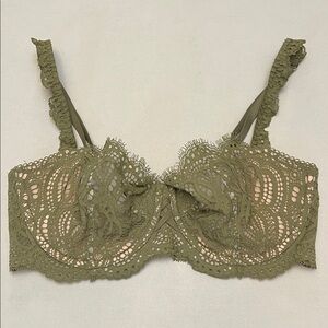 VICTORIA’S SECRET GREEN AND PINK LACE BRA SIZE 34DD